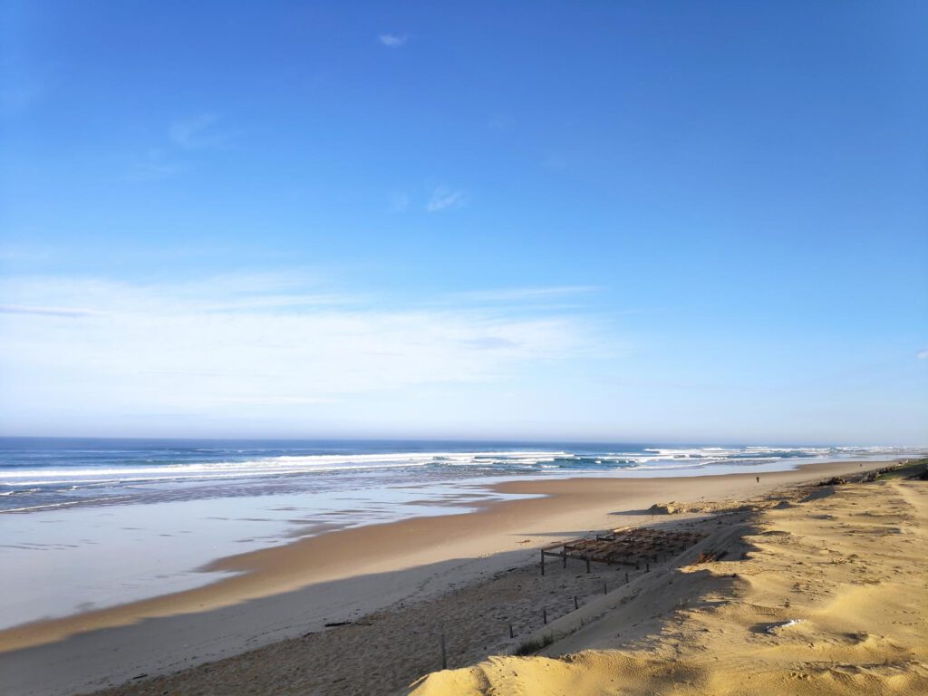 Der Strand und der Atlantische Ozean bei Mimizan-Plage in Frankreich
